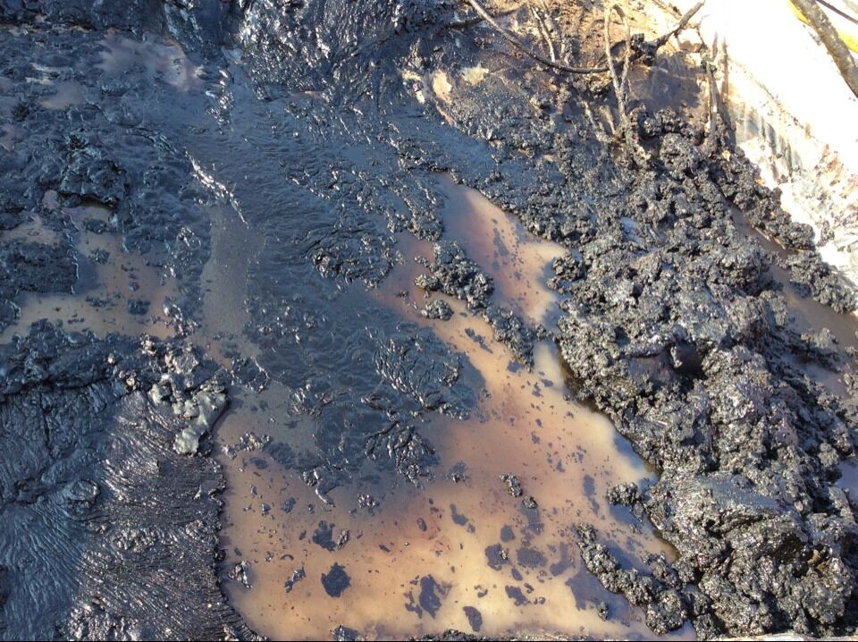 含油污水是原油、泥沙、水等的混合物。